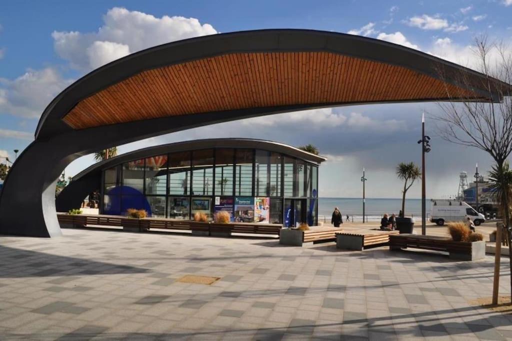 Bournecoast - Stylish Flat With Balcony - Sea Glimpses - 10 Min Walk To Beach - Parking - Wifi - Fm8405 Bournemouth Eksteriør billede