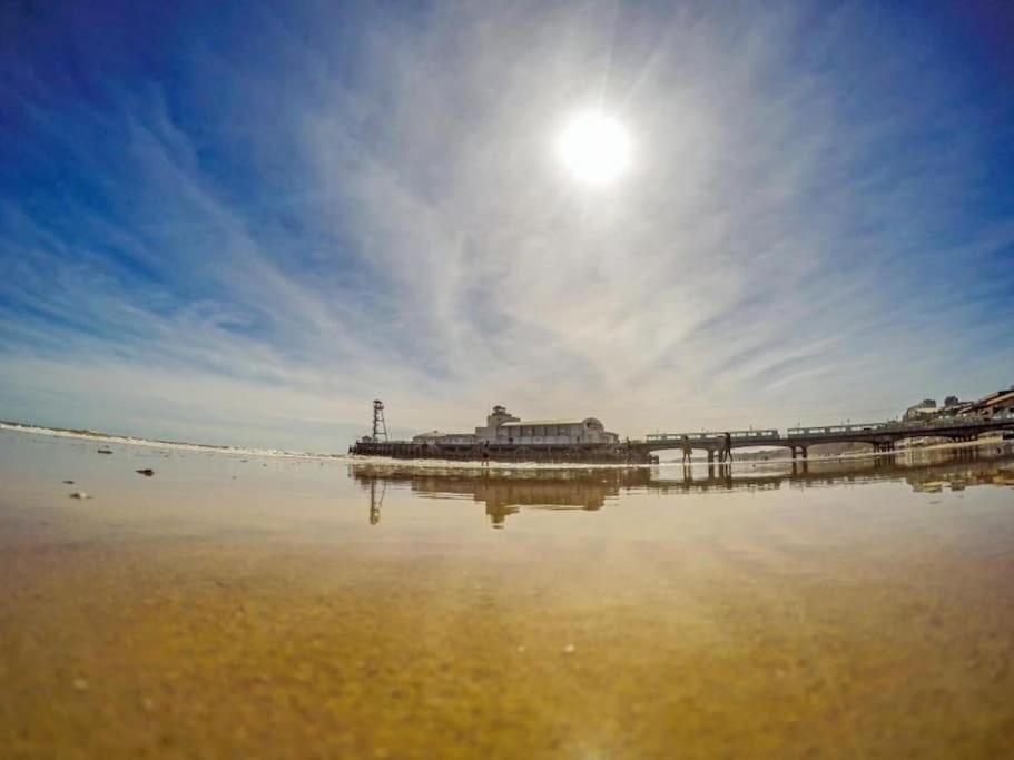 Bournecoast - Stylish Flat With Balcony - Sea Glimpses - 10 Min Walk To Beach - Parking - Wifi - Fm8405 Bournemouth Eksteriør billede