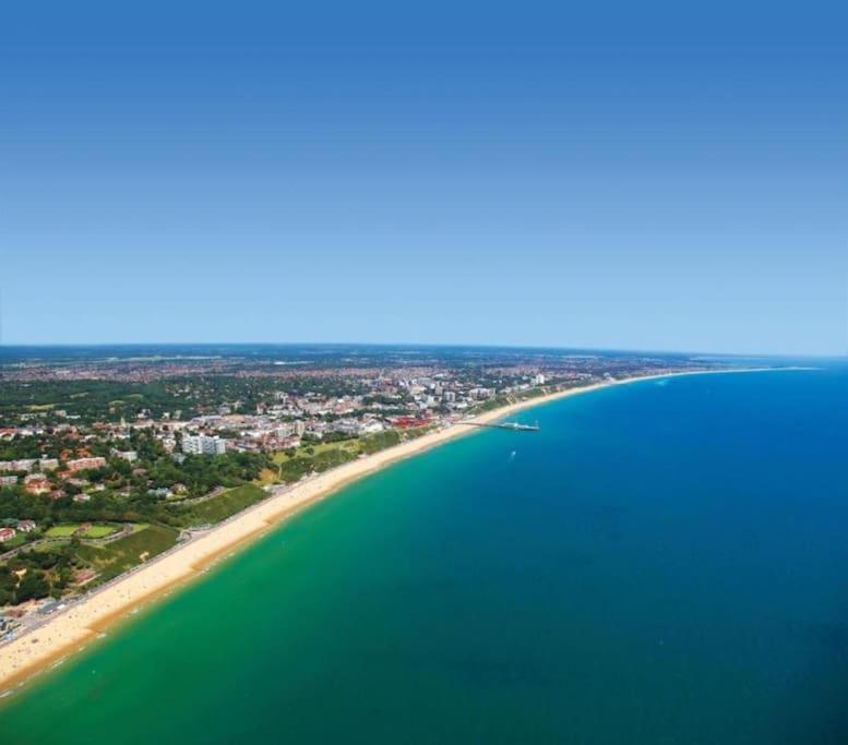 Bournecoast - Stylish Flat With Balcony - Sea Glimpses - 10 Min Walk To Beach - Parking - Wifi - Fm8405 Bournemouth Eksteriør billede