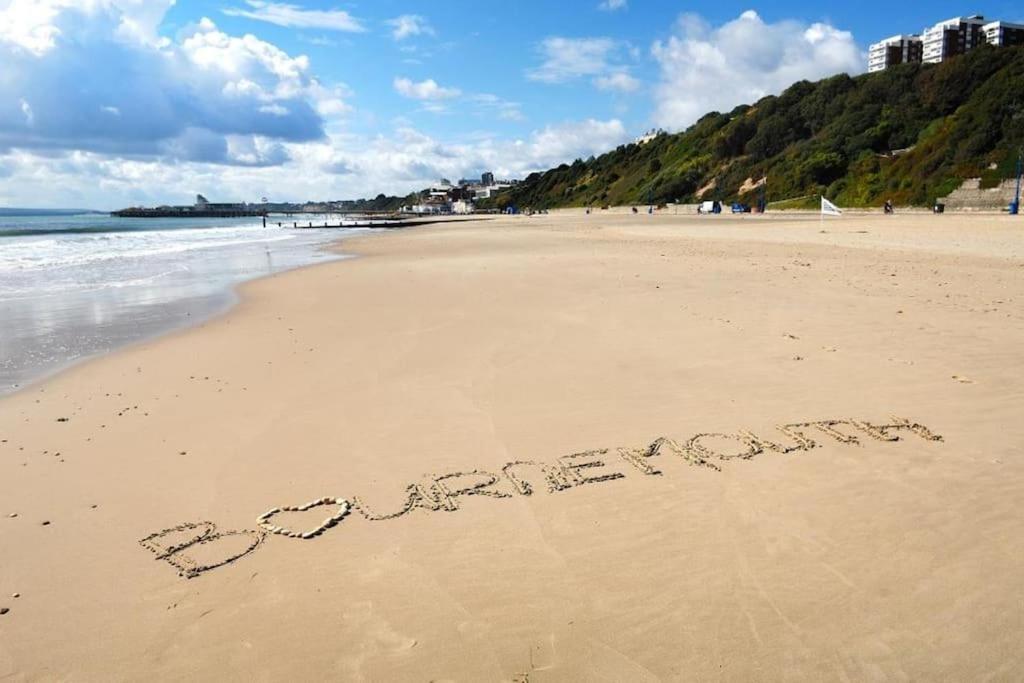 Bournecoast - Stylish Flat With Balcony - Sea Glimpses - 10 Min Walk To Beach - Parking - Wifi - Fm8405 Bournemouth Eksteriør billede