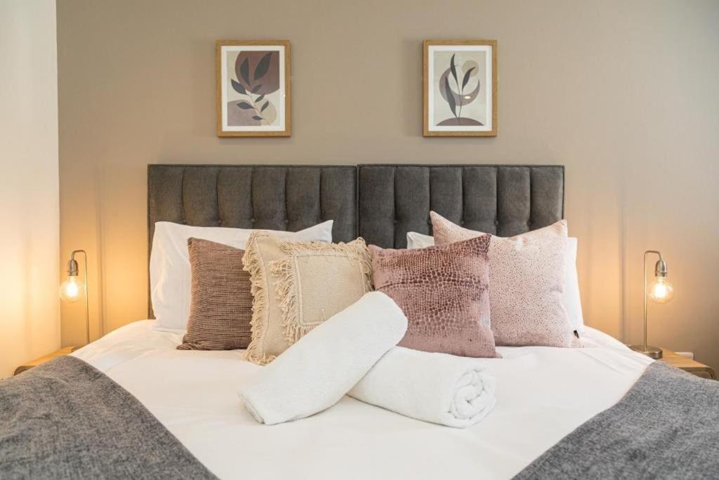 Bournecoast - Stylish Flat With Balcony - Sea Glimpses - 10 Min Walk To Beach - Parking - Wifi - Fm8405 Bournemouth Eksteriør billede