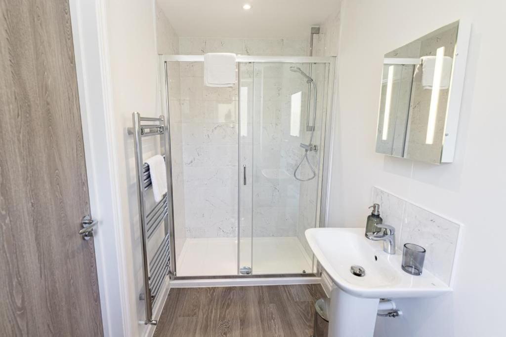 Bournecoast - Stylish Flat With Balcony - Sea Glimpses - 10 Min Walk To Beach - Parking - Wifi - Fm8405 Bournemouth Eksteriør billede
