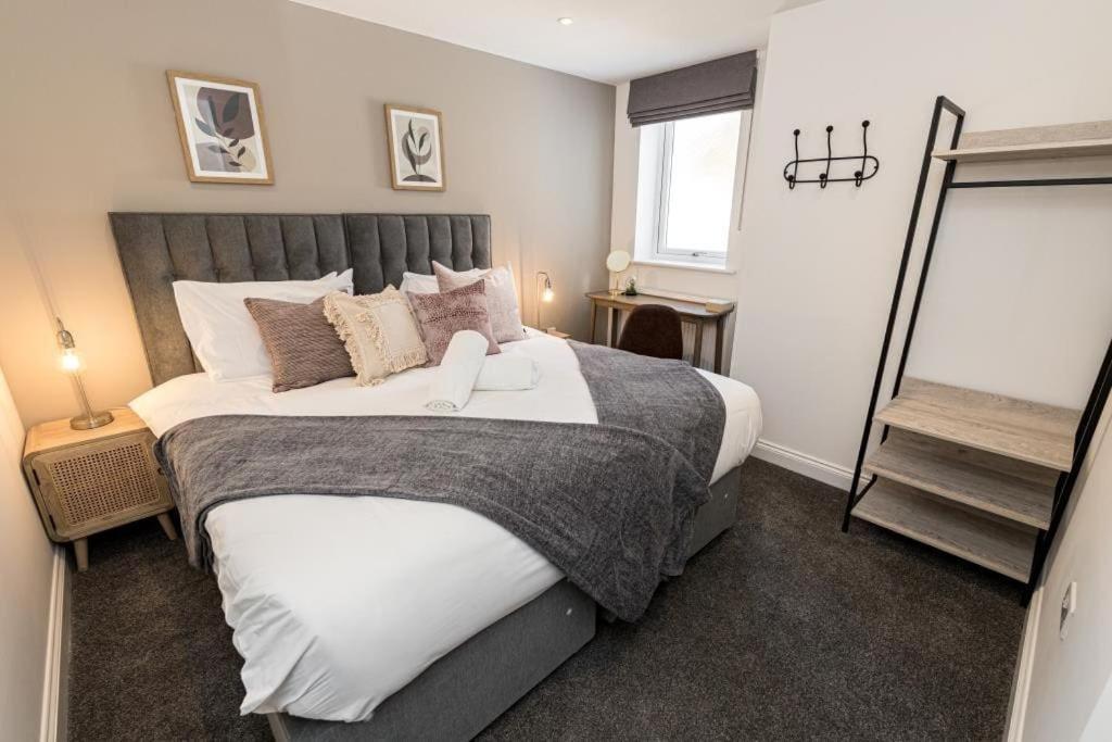 Bournecoast - Stylish Flat With Balcony - Sea Glimpses - 10 Min Walk To Beach - Parking - Wifi - Fm8405 Bournemouth Eksteriør billede