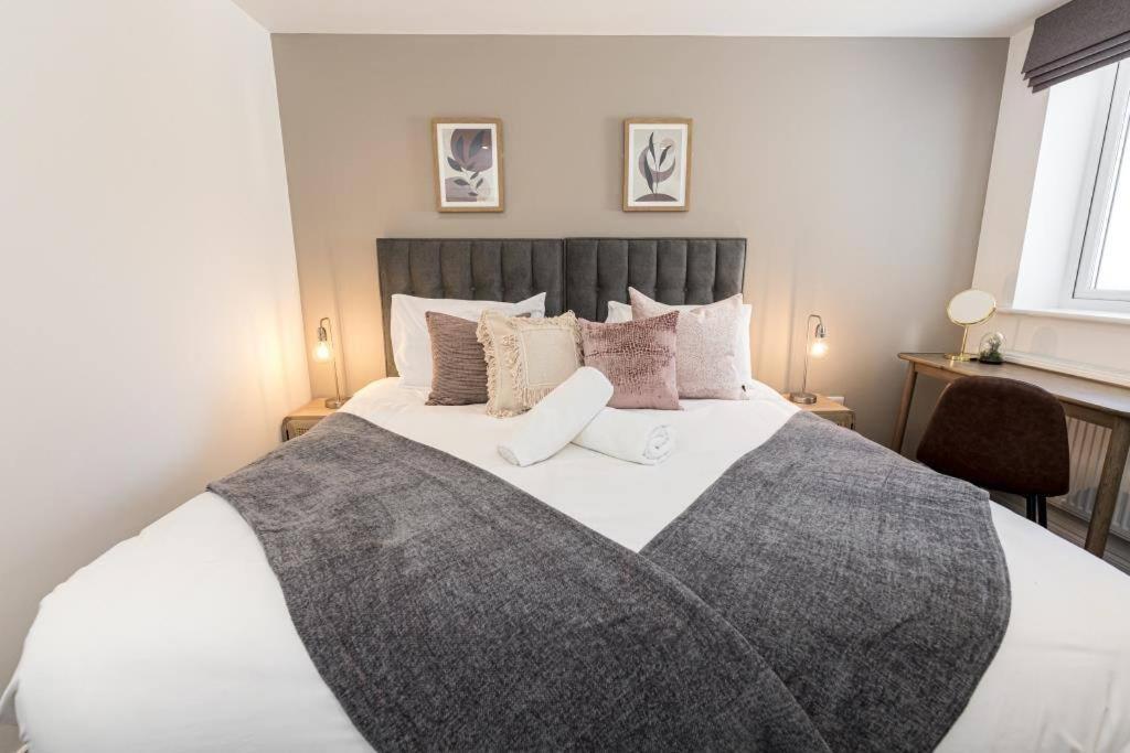 Bournecoast - Stylish Flat With Balcony - Sea Glimpses - 10 Min Walk To Beach - Parking - Wifi - Fm8405 Bournemouth Eksteriør billede