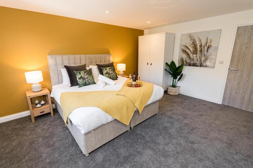 Bournecoast - Stylish Flat With Balcony - Sea Glimpses - 10 Min Walk To Beach - Parking - Wifi - Fm8405 Bournemouth Eksteriør billede
