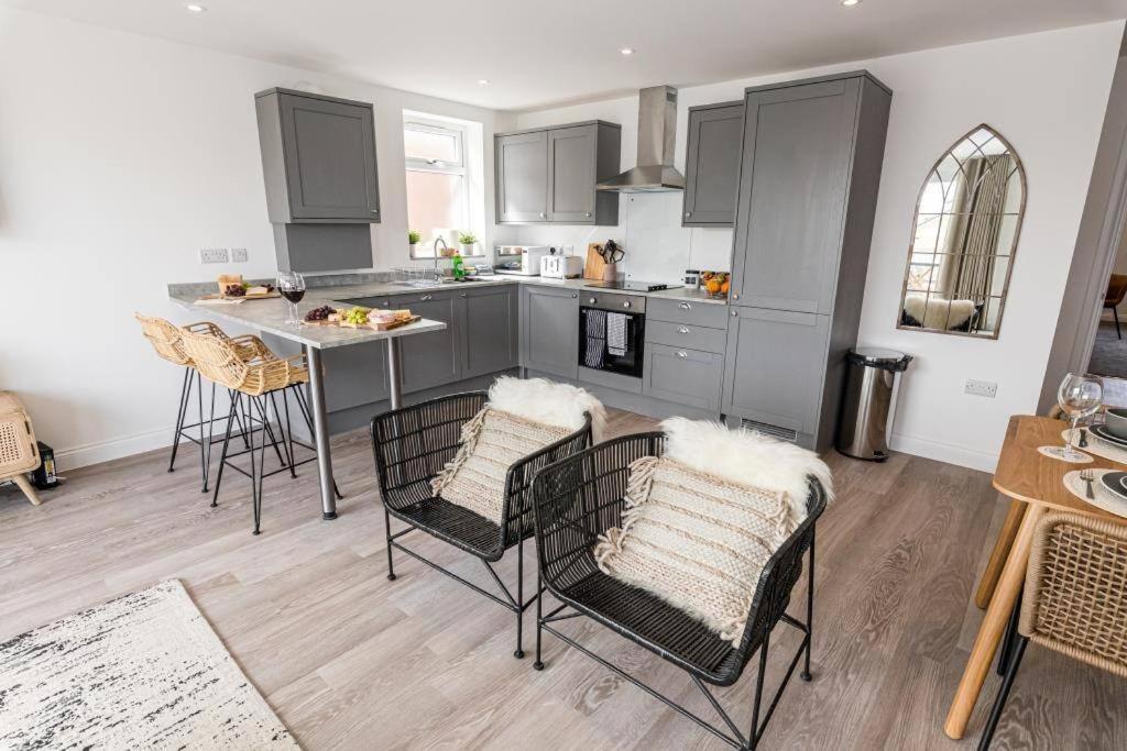 Bournecoast - Stylish Flat With Balcony - Sea Glimpses - 10 Min Walk To Beach - Parking - Wifi - Fm8405 Bournemouth Eksteriør billede