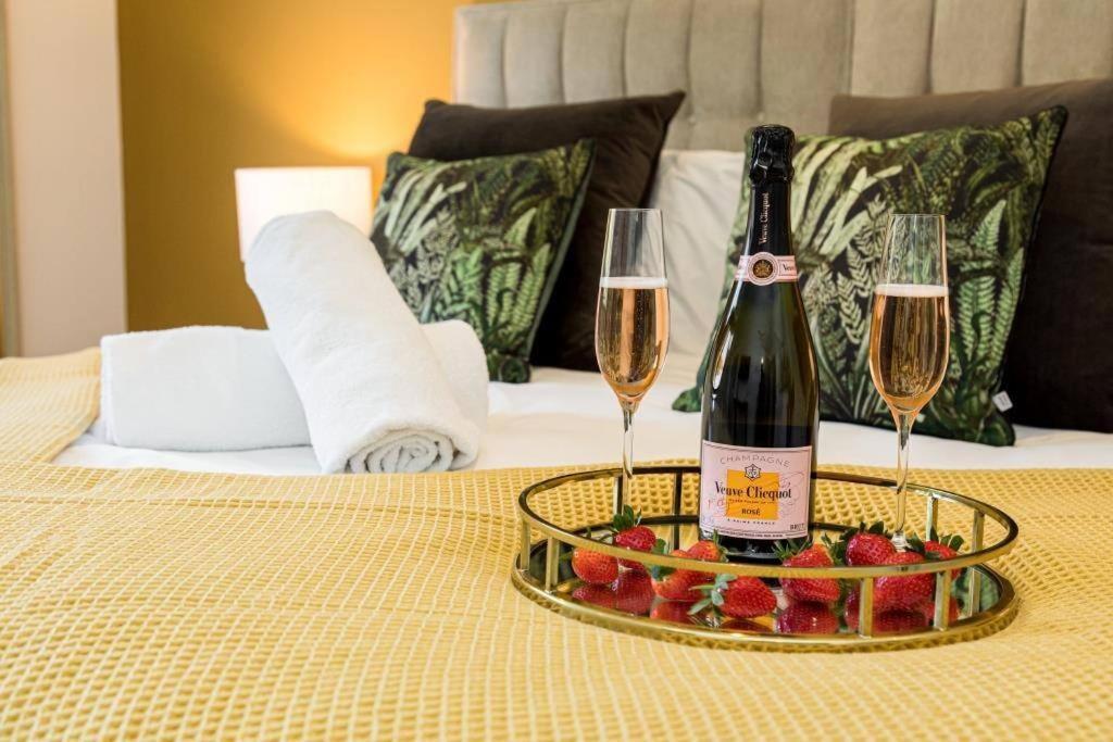 Bournecoast - Stylish Flat With Balcony - Sea Glimpses - 10 Min Walk To Beach - Parking - Wifi - Fm8405 Bournemouth Eksteriør billede