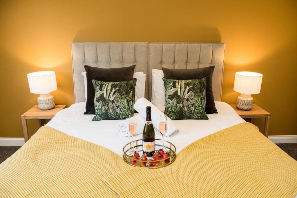 Bournecoast - Stylish Flat With Balcony - Sea Glimpses - 10 Min Walk To Beach - Parking - Wifi - Fm8405 Bournemouth Eksteriør billede