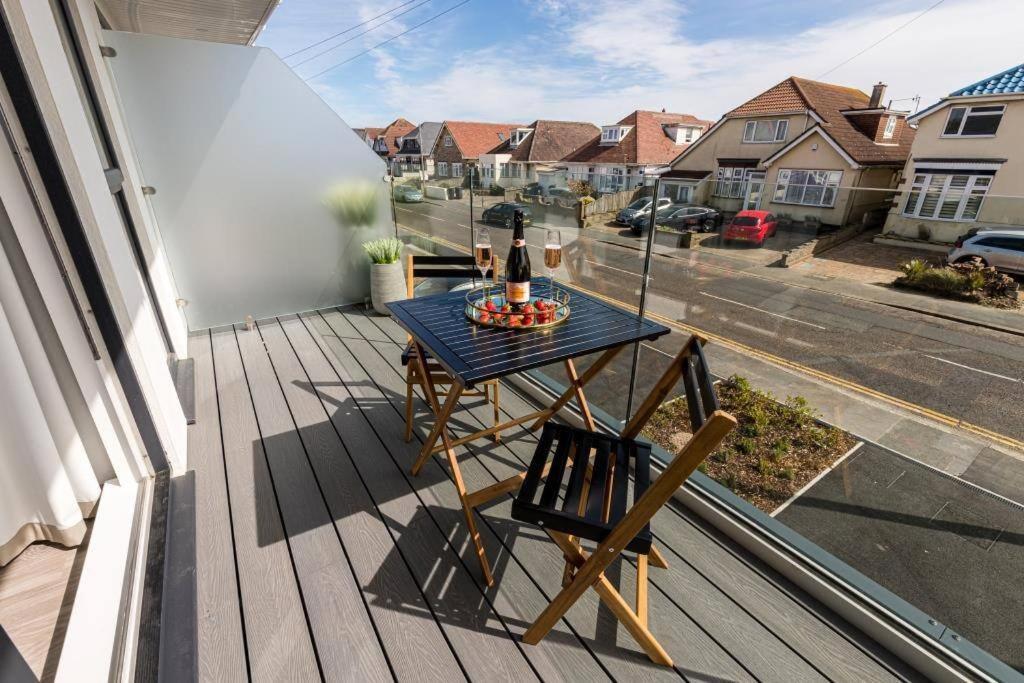 Bournecoast - Stylish Flat With Balcony - Sea Glimpses - 10 Min Walk To Beach - Parking - Wifi - Fm8405 Bournemouth Eksteriør billede