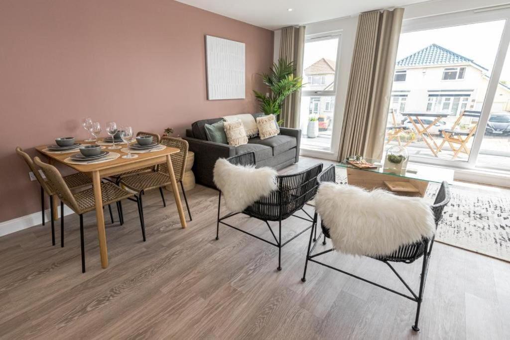 Bournecoast - Stylish Flat With Balcony - Sea Glimpses - 10 Min Walk To Beach - Parking - Wifi - Fm8405 Bournemouth Eksteriør billede