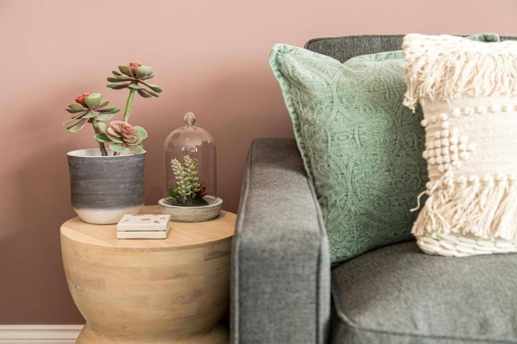 Bournecoast - Stylish Flat With Balcony - Sea Glimpses - 10 Min Walk To Beach - Parking - Wifi - Fm8405 Bournemouth Eksteriør billede