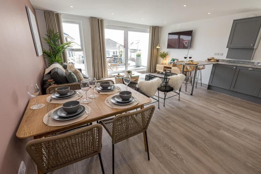 Bournecoast - Stylish Flat With Balcony - Sea Glimpses - 10 Min Walk To Beach - Parking - Wifi - Fm8405 Bournemouth Eksteriør billede