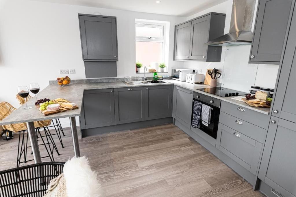 Bournecoast - Stylish Flat With Balcony - Sea Glimpses - 10 Min Walk To Beach - Parking - Wifi - Fm8405 Bournemouth Eksteriør billede