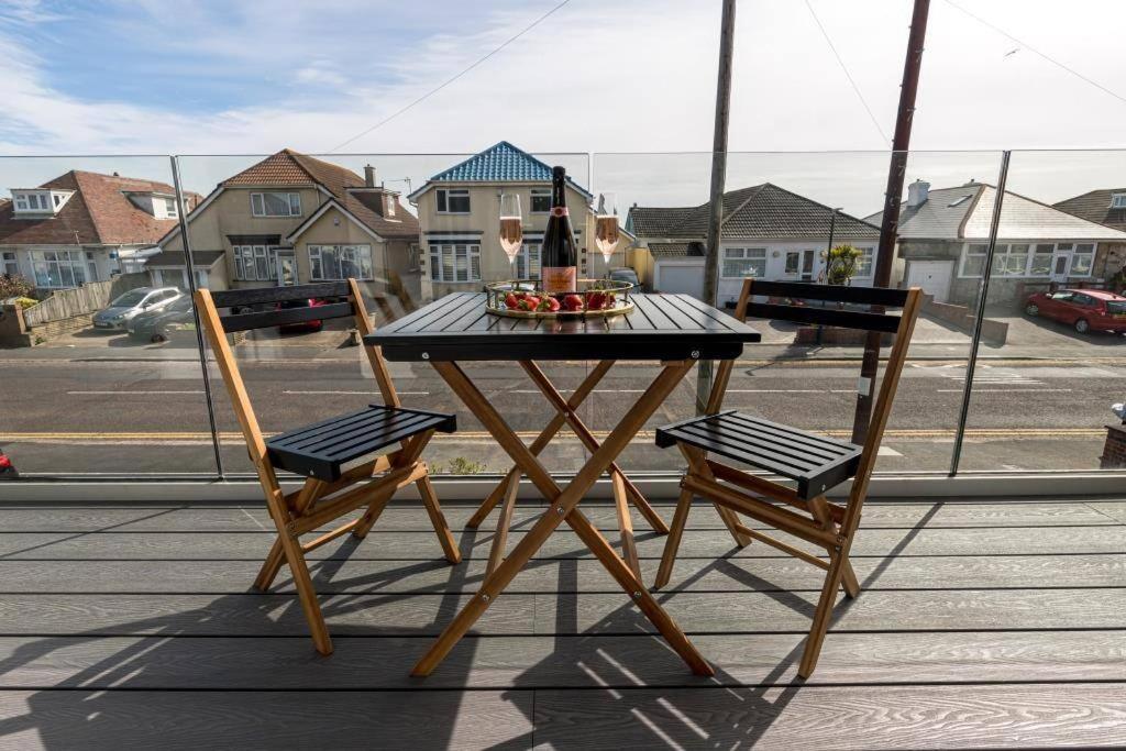 Bournecoast - Stylish Flat With Balcony - Sea Glimpses - 10 Min Walk To Beach - Parking - Wifi - Fm8405 Bournemouth Eksteriør billede